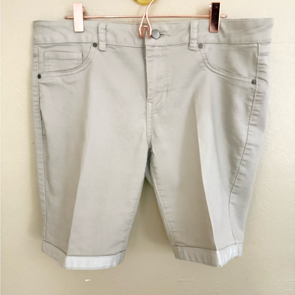 d. jeans Tan Bermuda Shorts Classic Style